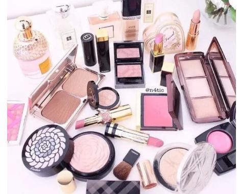 22岁女大学生化妆品过敏引发多器官衰竭，ICU16天后家人含泪放手